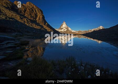 Il picco del Cervino si riflette a Riffelsee, Svizzera Foto Stock