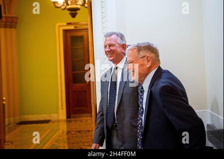 Washington, Stati Uniti d'America. 2 novembre 2021. Il senatore degli Stati Uniti Tommy Tuberville (repubblicano dell'Alabama), a sinistra, e il senatore degli Stati Uniti Jim Inhofe (repubblicano dell'Oklahoma) condividono un momento leggero prima di una conferenza stampa sul National Defense Authorization Act (NDAA) al Campidoglio degli Stati Uniti a Washington, DC, martedì 2 novembre 2021. Credit: Rod Lammey/CNP/Sipa USA Credit: Sipa USA/Alamy Live News Foto Stock