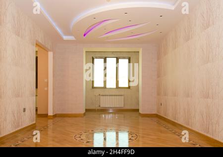 Stanza vuota pronta per muoversi in elegante casa . Camera rotonda decorata. Parquet house . parquet pavimento in legno e pareti bianche sfondo - stanza vuota , nuovo Foto Stock