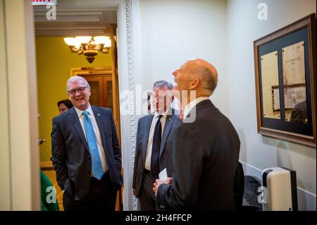 Washington, Stati Uniti d'America. 2 novembre 2021. Offre commenti sul National Defense Authorization Act (NDAA) durante una conferenza stampa presso il Campidoglio degli Stati Uniti a Washington, DC, martedì 2 novembre 2021. Credit: Rod Lammey/CNP/Sipa USA Credit: Sipa USA/Alamy Live News Foto Stock