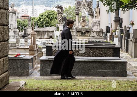 Rio de Janeiro, Rio de Janeiro, Brasile. 2 novembre 2021. (INT) movimento nel Cimitero del terzo Ordine di Carmo, a Rio de Janeiro. 2 novembre 2021, Rio de Janeiro, Brasile: Movimento visitatori al Cimitero del terzo Ordine di Carmo, nel quartiere di Caju, a Rio de Janeiro, Martedì (2), giorno della festa dei morti. (Credit Image: © Erica Martin/TheNEWS2 via ZUMA Press Wire) Foto Stock