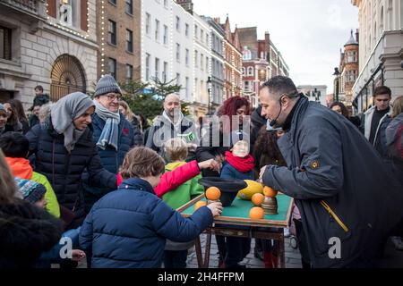 Londra, Regno Unito - 17 luglio 2019. Artista magico di strada non identificato a Covent Garden. Mostra trucchi magici per i bambini Foto Stock