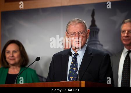 Il senatore degli Stati Uniti Jim Inhofe (repubblicano dell'Oklahoma) offre osservazioni sul National Defense Authorization Act (NDAA) durante una conferenza stampa al Campidoglio degli Stati Uniti a Washington, DC, martedì 2 novembre 2021. Credito: Rod Lammey/CNP Foto Stock