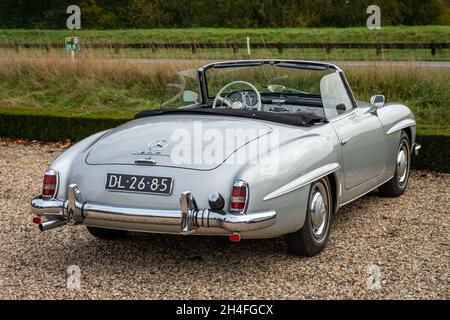 Brummen, Provincia Gelderland, Paesi Bassi, 23.10.2021, Vista posteriore dell'auto d'epoca Mercedes-Benz 190 SL dall'anno 1962 alla Galleria Brummen Foto Stock