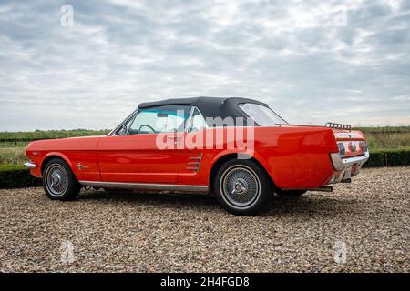 Brummen, Provincia Gelderland, Paesi Bassi, 23.10.2021, vista laterale della prima generazione Ford Mustang convertibile alla Galleria Brummen Foto Stock