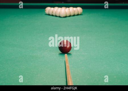 Inizio del gioco dei biliardo sul tavolo verde.le palle sono disposte in un triangolo sul tavolo. Foto Stock