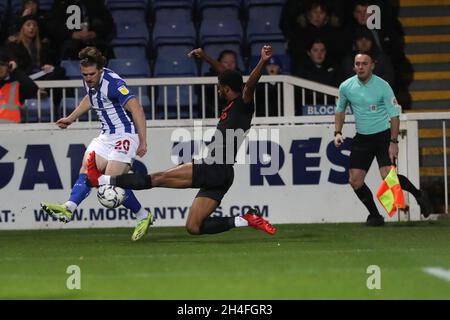 HARTLEPOOL, REGNO UNITO. 2 NOVEMBRE l'Hartlepool United's Reagan Ogle in azione con Everton's Reece Welch durante l'EFL Trophy match tra Hartlepool United ed Everton al Victoria Park di Hartlepool martedì 2 novembre 2021. (Credit: Mark Fletcher | MI News) Credit: MI News & Sport /Alamy Live News Foto Stock