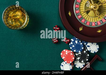 Roulette e Poker articoli correlati. Sfondo del casinò. Foto Stock