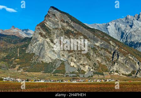Il comune di Leytron ai piedi della vetta dell'Ardeve, Leytron, Vallese, Svizzera Foto Stock