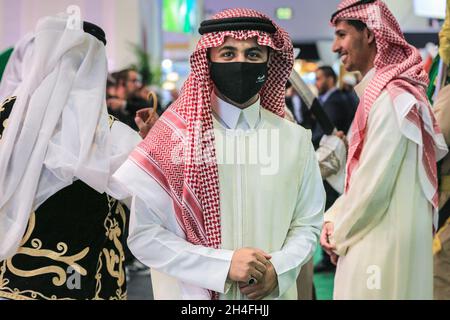 Excel, Londra, Regno Unito. 2 novembre 2021. L'Arabia Saudita ha uno dei più grandi stand in fiera. World Travel Market, l'esposizione turistica e turistica di Londra, ha nuovamente aperto le porte al centro fieristico Excel London per riconnettersi l'industria sulla strada del recupero, per uno dei primi eventi dal vivo faccia a faccia nel settore dei viaggi nel 2021. Si svolge come evento fisico il 1-3 novembre, e un evento virtuale la settimana dopo il 8-9 novembre. Credit: Imagplotter/Alamy Live News Foto Stock