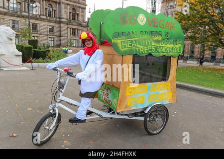 Glasgow, Regno Unito. 2 novembre 2021. Il gruppo internazionale 'Go Vegan' stava promuovendo uno stile di vita vegetariano come modo per influenzare il cambiamento climatico a George Square, Glasgow, Scozia durante la conferenza COP 26. Credit: Findlay/Alamy Live News Foto Stock