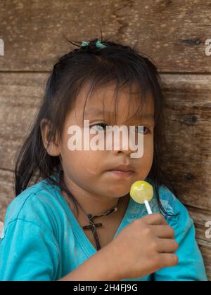 San Pedro. Brasile - Sep 2017: Ritratto di una ragazza un abitante locale della foresta pluviale amazzonica. Valle Javari. Amazzonia. America Latina (Valle del Yava Foto Stock