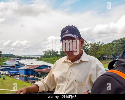 Amazzonia. America Latina - Sep 2017: Ritratto di un uomo, un abitante locale della foresta pluviale amazzonica. Porto di Leticia. Colombia. Foto Stock