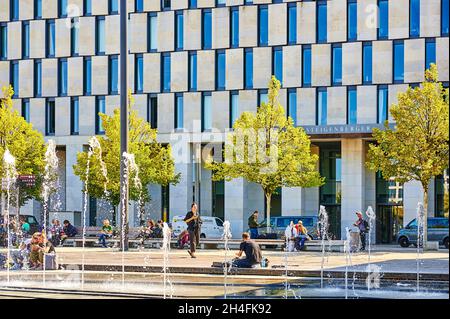 Schoenefeld, Germania - 3 settembre 2021: Facciata moderna di un edificio appartenente alla catena alberghiera Steigenberger. Foto Stock