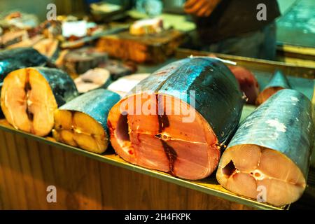 Vendita al mercato cittadino di carne di pesce fresco tagliata a pezzi nella capitale dell'isola di Mauritius, Port Louis. Foto Stock