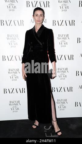 Erin o'Connor arriva per i premi Harper's Bazaar Women of the Year 2021 a Claridges, Londra. Data foto: Martedì 2 novembre 2021. Foto Stock