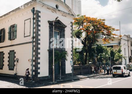 Port Louis, Mauritius Vista di edifici bianchi con finestre con chiusura nel quartiere dello shopping nel centro di Port Louis, Mauritius Foto Stock