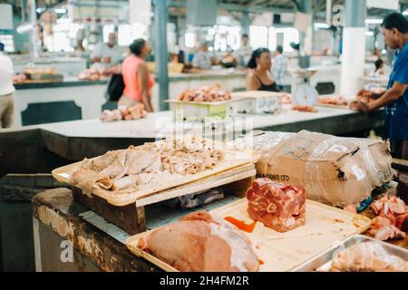 Port Louis, Mauritius vari tipi di carne in vendita presso la stalla di carne nella sala del mercato della carne a Port Louis. Foto Stock