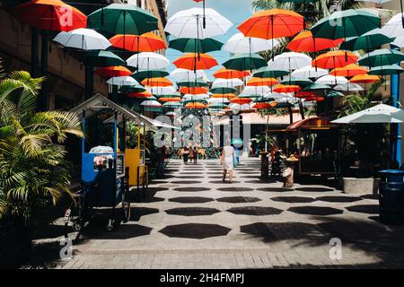 Port Louis, Mauritius, coperto di ombrelloni passeggiata lungo il lungomare Leodan nella capitale. Foto Stock