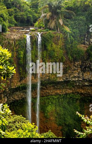 Vista dal ponte di osservazione della cascata nel Parco Naturale di Chamarel a Mauritius Foto Stock