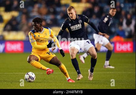 Tom DELE-Bashiru di Reading (a sinistra) e George Saville di Millwall combattono per la palla durante la partita del Campionato Sky Bet al Den, Londra. Data foto: Martedì 2 novembre 2021. Foto Stock