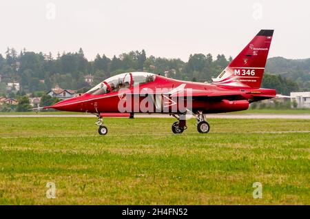 Venegono superiore, Varese, Italia - 5 maggio 2011: Alenia Aermacchi M 346, è un velivolo militare da addestramento al salone di Venegono superiore. Foto Stock