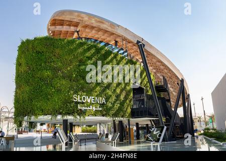 Dubai, Emirati Arabi Uniti, 27.10.2021. Padiglione nazionale sloveno all'Expo 2020 Dubai, edificio verde e sostenibile ricoperto di piante. Foto Stock