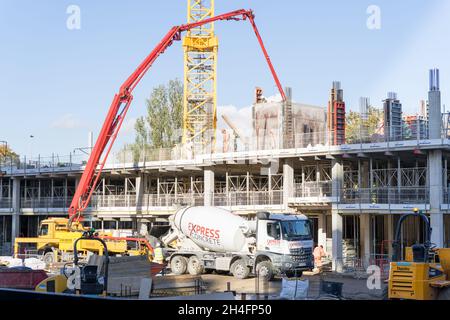 Express concrete Truck sta alimentando la pompa per calcestruzzo per il nuovo pavimento nel nuovo sito di sviluppo di abitazioni a Greenwich London Inghilterra Foto Stock