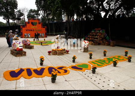 Non esclusiva: Un mega altare Donne viventi, Donne libere , in memoria delle vittime del femicide in Messico come protesta per chiedere giustizia al Monumento al Foto Stock