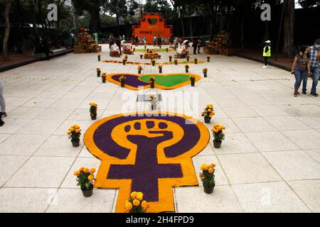 Non esclusiva: Un mega altare Donne viventi, Donne libere , in memoria delle vittime del femicide in Messico come protesta per chiedere giustizia al Monumento al Foto Stock