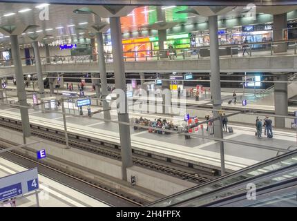 Berlino: Der Hauptbahnhof ist der wichtigste Personenverkehrsbahnhof in Berlin und zugleich der größte Turmbahnhof Europas. Foto Stock