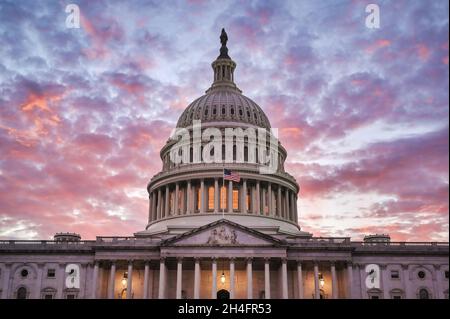 Il Campidoglio degli Stati Uniti, il luogo d'incontro del Congresso degli Stati Uniti, si trova su Capitol Hill all'estremità orientale del National Mall in lavatrice Foto Stock
