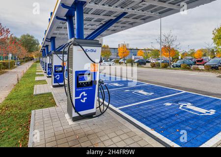 La moderna stazione di ricarica EnBM e-mobilty nel parco industriale di Unterhaching, in baviera, al 25 ottobre 2021. Foto Stock