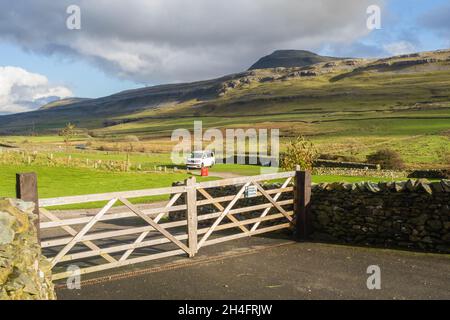 30.10.21 Chapel le Dale, North Yorkshire, Regno Unito. Campervan pernottamento in un campeggio vicino alle cascate Ingleton con la montagna Ingleborough in Foto Stock