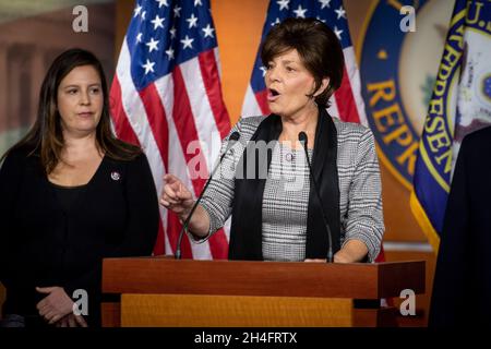 Il rappresentante degli Stati Uniti Yvette Herrell (repubblicano del New Mexico) offre osservazioni durante una conferenza stampa a seguito della riunione del caucus repubblicano della Camera al Campidoglio degli Stati Uniti a Washington, DC, martedì 2 novembre 2021. Credito: Rod Lammey/CNP Foto Stock