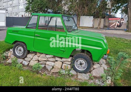 Dnipro, Ucraina - 29 agosto 2021: Monument Soviet Microcar SMZ S-3D. Sono stati appositamente progettati per i conducenti disabili e sono stati distribuiti in URSS f Foto Stock