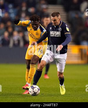 Jed Wallace di Millwall e Tom DELE-Bashiru di Reading (a sinistra) lottano per la palla durante la partita del campionato Sky Bet al Den, Londra. Data foto: Martedì 2 novembre 2021. Foto Stock