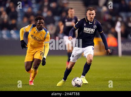 Jed Wallace di Millwall e Tom DELE-Bashiru di Reading (a sinistra) durante la partita del campionato Sky Bet al Den, Londra. Data foto: Martedì 2 novembre 2021. Foto Stock