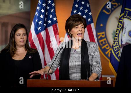Il rappresentante degli Stati Uniti Yvette Herrell (repubblicano del New Mexico) offre osservazioni durante una conferenza stampa a seguito della riunione del caucus repubblicano della Camera al Campidoglio degli Stati Uniti a Washington, DC, martedì 2 novembre 2021. Credit: Rod Lammey/CNP /MediaPunch Foto Stock