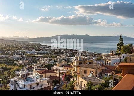 Platanias villaggio e baia da un alto punto di vista, Creta, Grecia, 10 ottobre 2021 Foto Stock