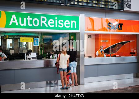 Tenerife, Spagna - Settembre, 2021: Persone al banco di noleggio auto (Autoreisen) noleggio auto per vacanza in aeroporto Foto Stock