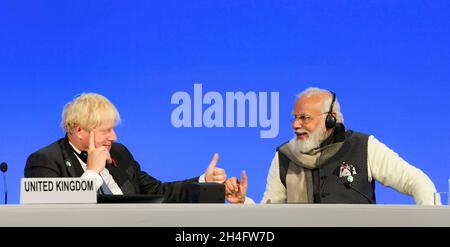 Glasgow, Regno Unito. 2 novembre 2021. Il primo ministro indiano Narendra modi e il primo ministro britannico Boris Johnson, a sinistra, durante il lancio dell'infrastruttura per gli stati resilienti dell'isola durante il COP26 U.N. Climate Summit al Glasgow Science Center, 2 novembre 2021 a Glasgow, Scozia.Credit: PIB Photo/PIB Photo/Alamy Live News Foto Stock