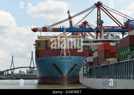 La nave Container va al porto di Amburgo Foto Stock