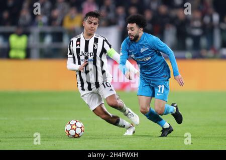Torino, Italia. 2 novembre 2021. Claudinho Luiz Rodrigues del FC Zenit e Paulo Dybala della Juventus FC combattono per la palla durante la partita UEFA Champions League Group H tra Juventus FC e FC Zenit allo Stadio Allianz il 02 novembre 2021 Torino, Italia . Credit: Marco Canoniero/Alamy Live News Foto Stock