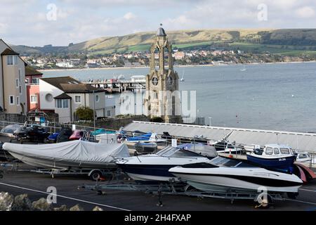 Wellington Clock Tower con Speed Boats Swanage Dorset Inghilterra uk Foto Stock