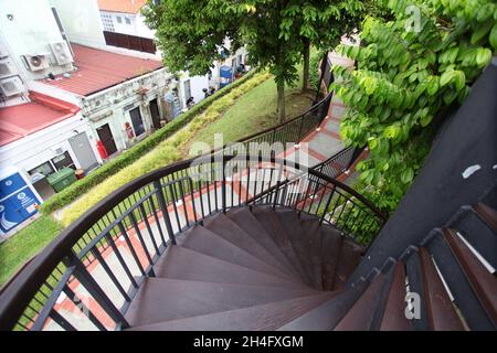 Ann Siang Hill Park nel quartiere cinese di Singapore. Un parco pubblico con alberi e panchine e vedute dei grattacieli del quartiere finanziario di Singapore. Foto Stock