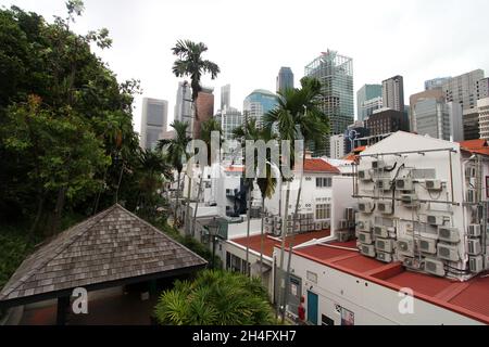 Ann Siang Hill Park nel quartiere cinese di Singapore. Un parco pubblico con alberi e panchine e vedute dei grattacieli del quartiere finanziario di Singapore. Foto Stock