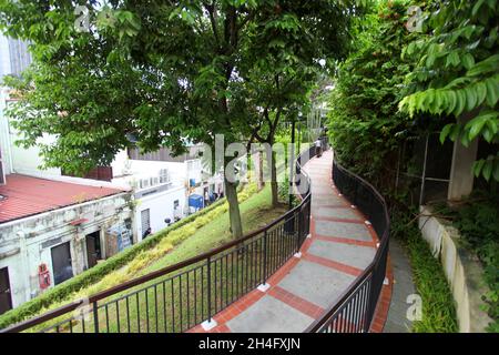 Ann Siang Hill Park nel quartiere cinese di Singapore. Un parco pubblico con alberi e panchine e vedute dei grattacieli del quartiere finanziario di Singapore. Foto Stock