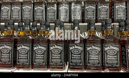 Springfield, il USA - 23 settembre 2021: Una mostra di Jack Daniels Tennessee Sour Mash Whiskey in un negozio di liqour Binneys a Springfield, Illinois. Foto Stock