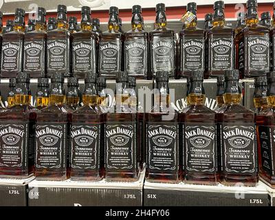 Springfield, il USA - 23 settembre 2021: Una mostra di Jack Daniels Tennessee Sour Mash Whiskey in un negozio di liqour Binneys a Springfield, Illinois. Foto Stock